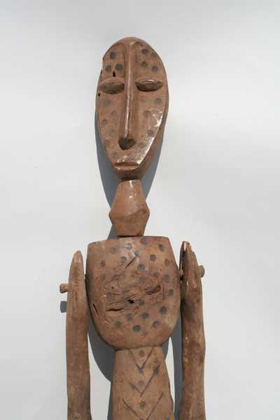 Lengola(statue1), d`afrique : rep.dem.Congo, statuette Lengola(statue1), masque ancien africain Lengola(statue1), art du rep.dem.Congo - Art Africain, collection privées Belgique. Statue africaine de la tribu des Lengola(statue1), provenant du rep.dem.Congo, 1410/1057.Statue marionnette h.84cm.La tête est amovible,les bras mobiles.Elle a des scarifications sur le visage et sur le corps.Il porte un pagne en raphia.Utilisé lors des cérémonies de circoncision et d